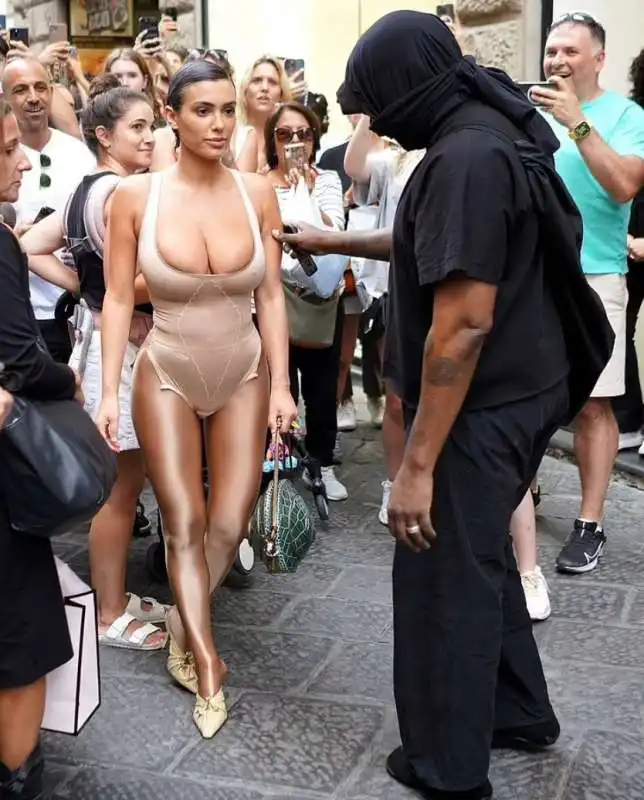 kanye west e bianca censori a firenze 9