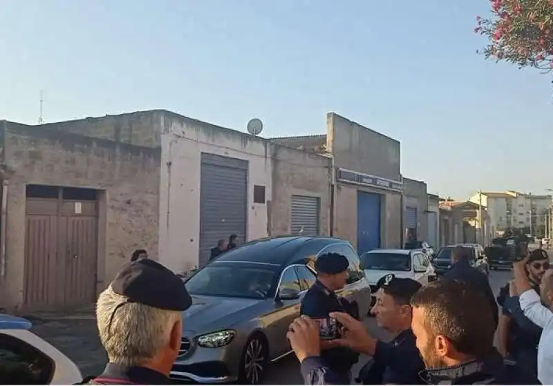 la bara di matteo messina denaro al cimitero di castelvetrano 