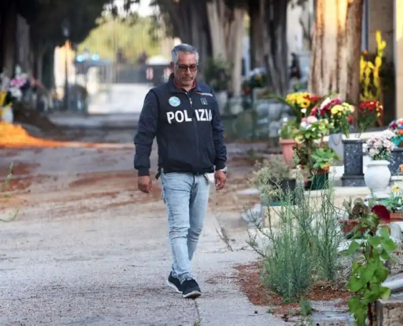 la bara di matteo messina denaro al cimitero di castelvetrano 