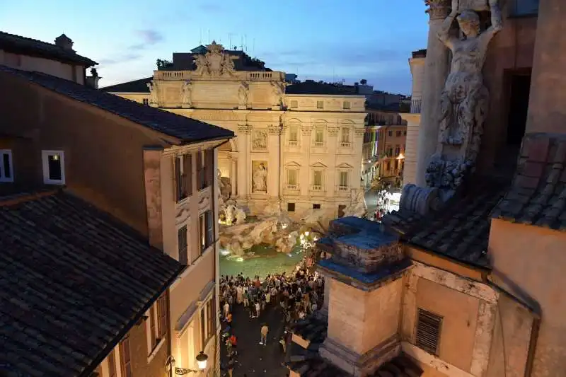 la fontana di trevi vista dalla terrazza dell  harry s bar