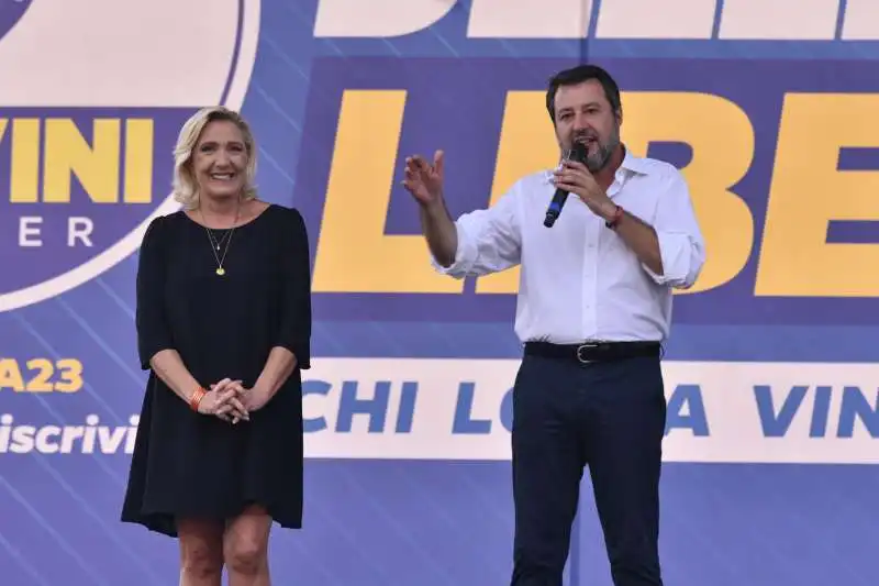 marine le pen e matteo salvini a pontida