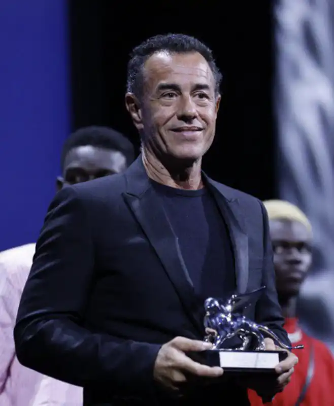 Matteo Garrone premiato al festival di venezia per io capitano