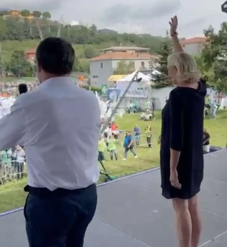 matteo salvini e marine le pen a pontida