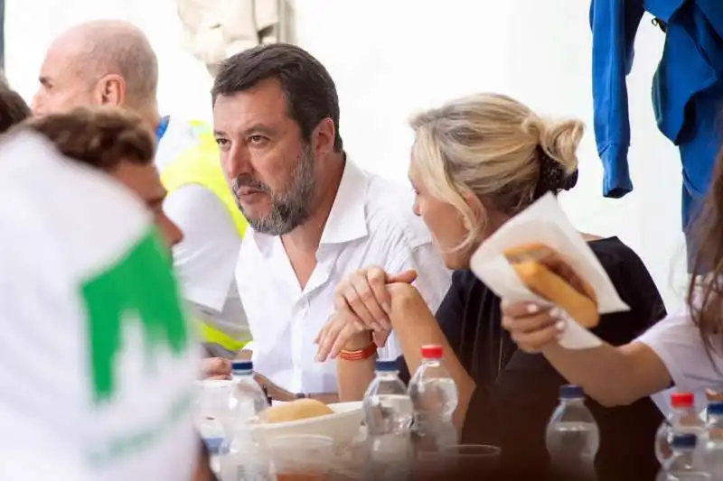 matteo salvini marine le pen mangiano a pontida