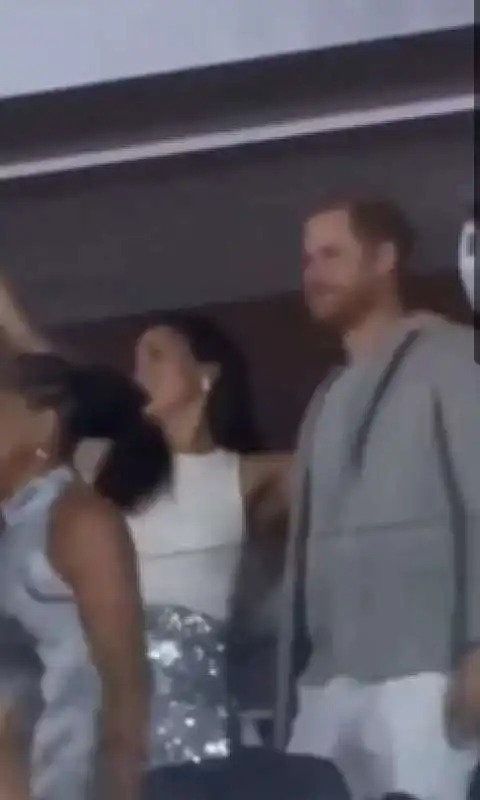 meghan markle e il principe harry scatenati al concerto di beyonce 12