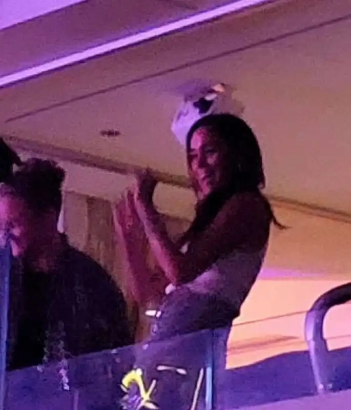 meghan markle e il principe harry scatenati al concerto di beyonce 16