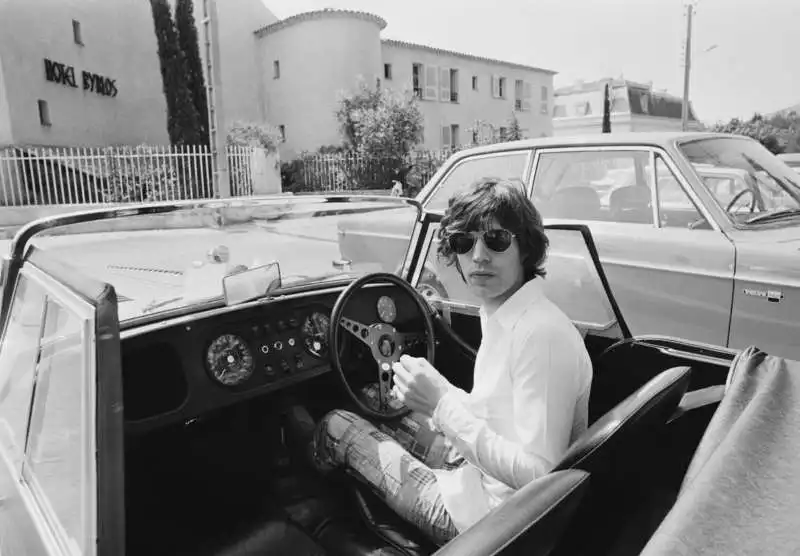 mick jagger fuori dall hotel byblos a saint tropez, nel maggio 1971 