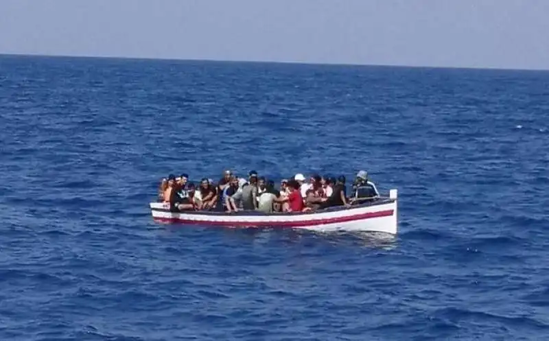 migranti al largo di lampedusa