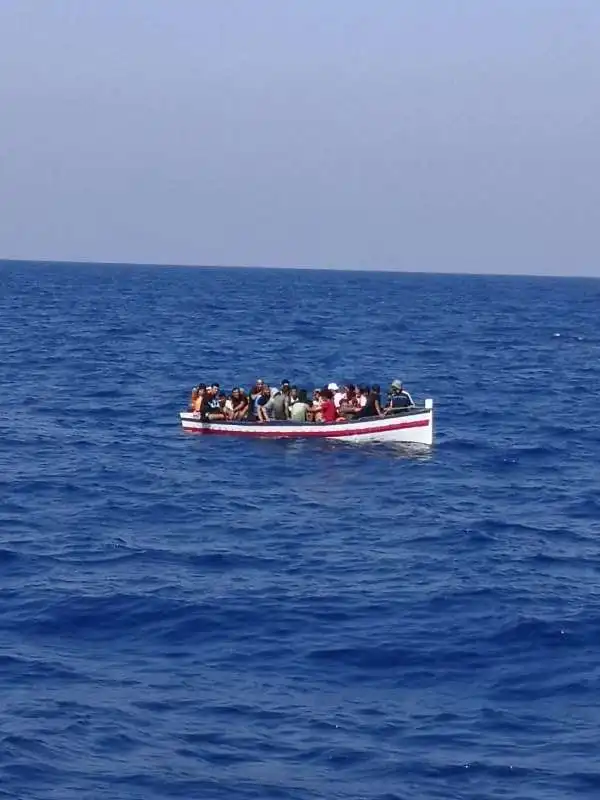 migranti arrivano a lampedusa   2