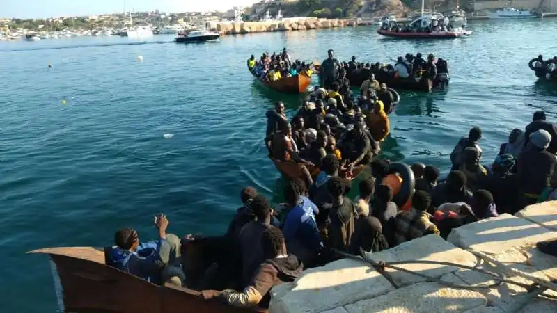 migranti arrivano a lampedusa   4