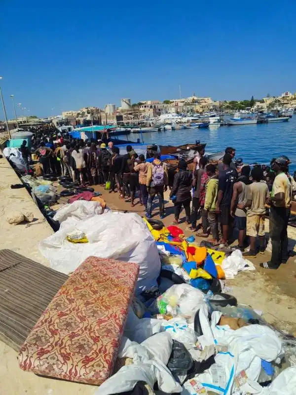 migranti arrivano a lampedusa   6