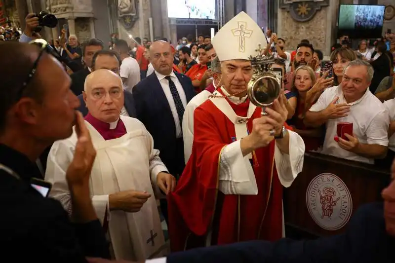 monsignor mimmo battaglia annuncia che si e sciolto il sangue di san gennaro   3