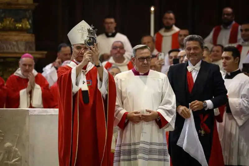 monsignor mimmo battaglia annuncia che si e sciolto il sangue di san gennaro   6