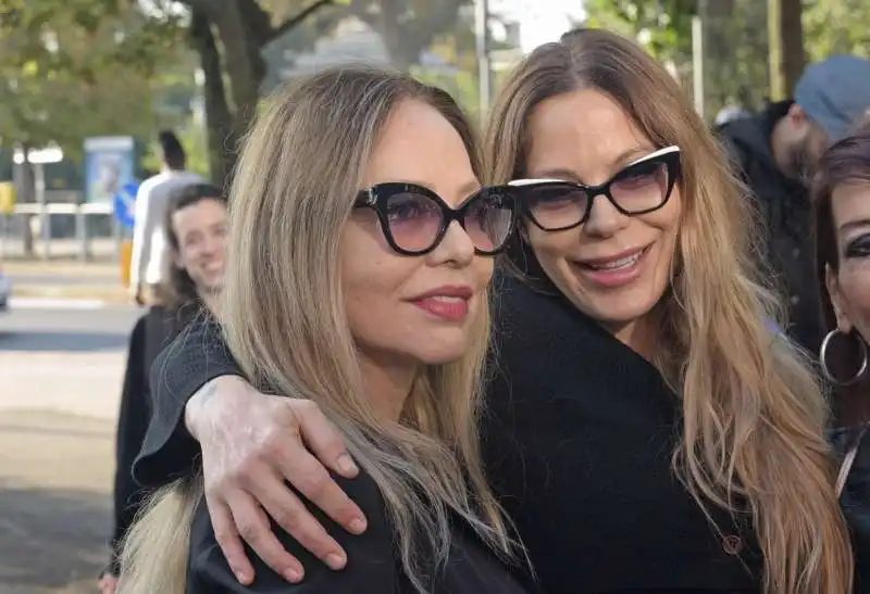 ornella muti con la figlia naike rivelli al presidio animalista a pavia