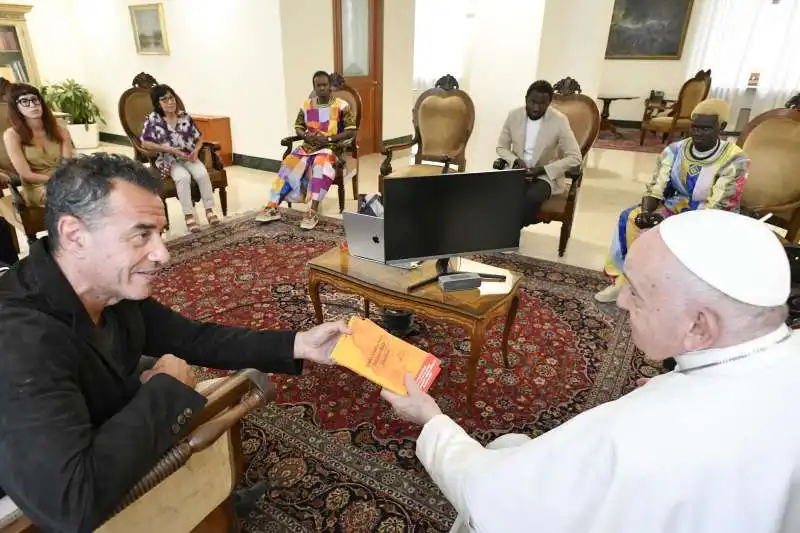 papa francesco riceve matteo garrone e gli attori del film io capitano   1