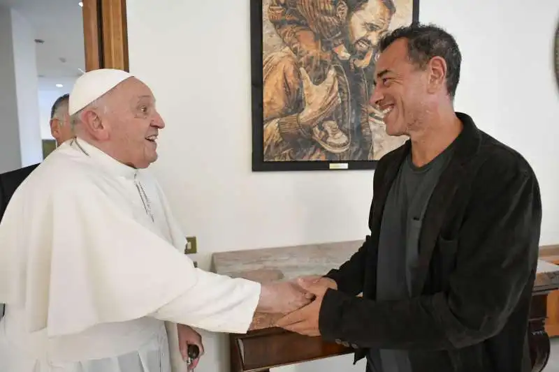 papa francesco riceve matteo garrone e gli attori del film io capitano   4