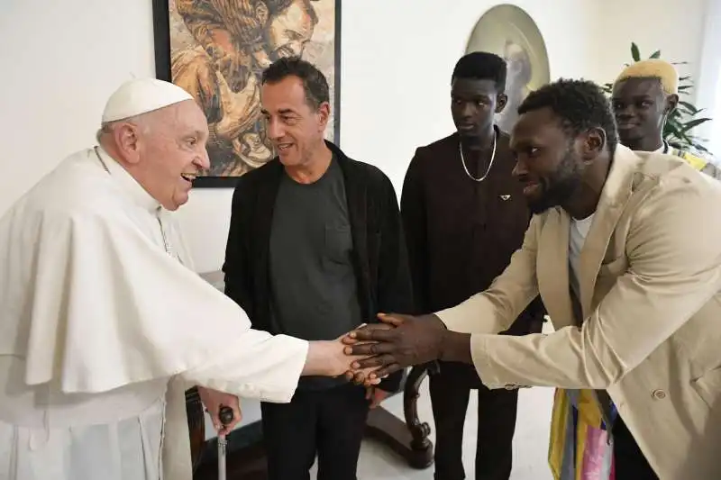 papa francesco riceve matteo garrone e gli attori del film io capitano   6