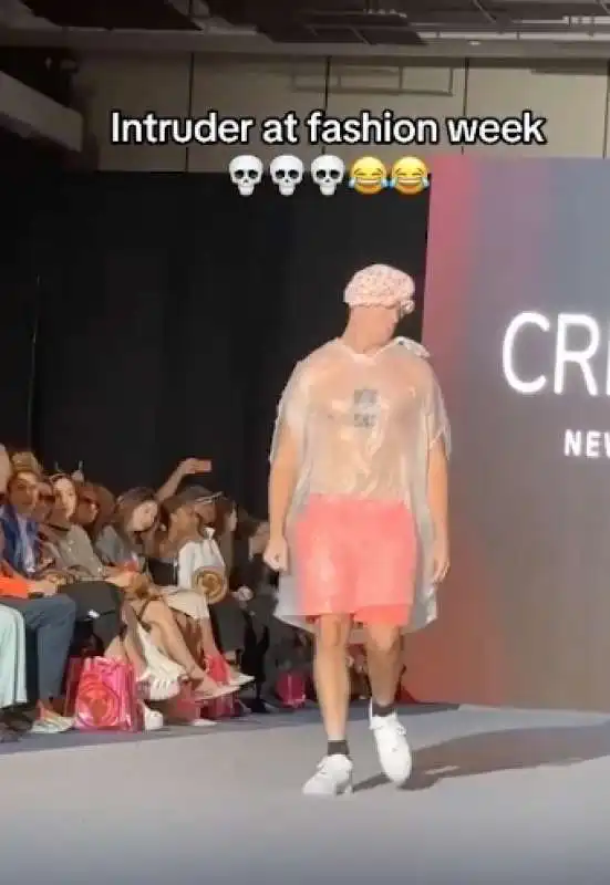 ragazzo con una cuffia in testa si imbuca alla fashion week di new york