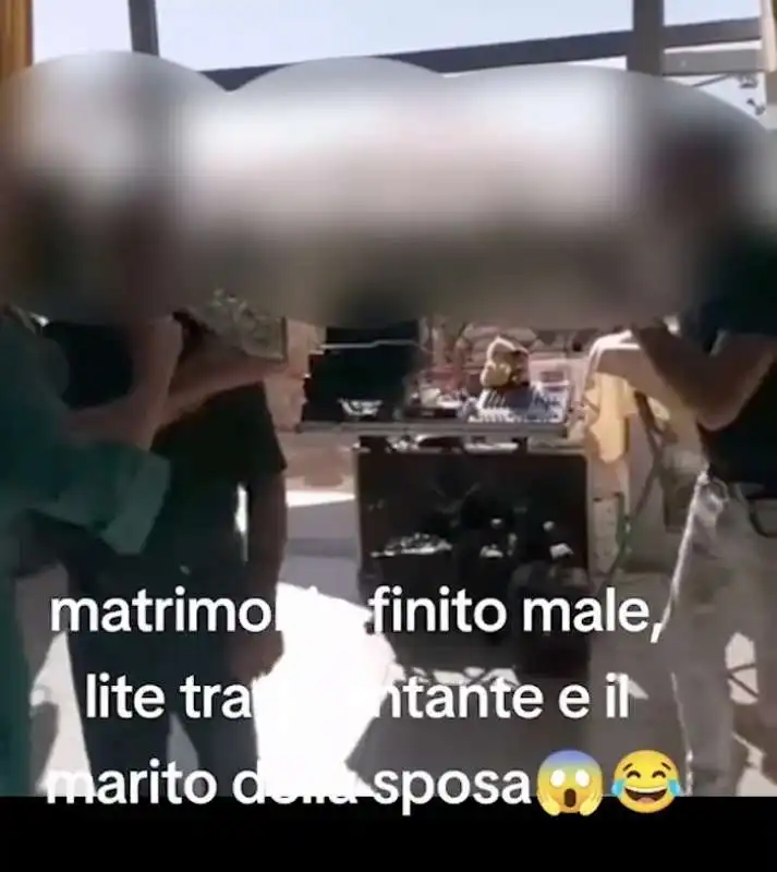 rissa tra il marito e il cantante a un matrimonio