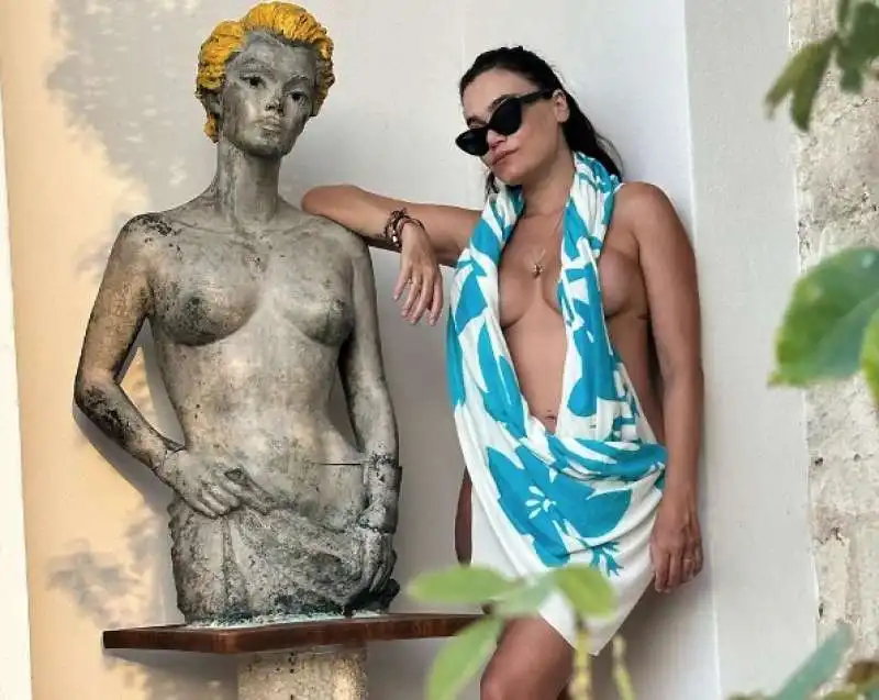 ROMINA CARRISI POSA MEZZA NUDA ACCANTO ALLA STATUA DELLA NONNA LINDA CHRISTIAN