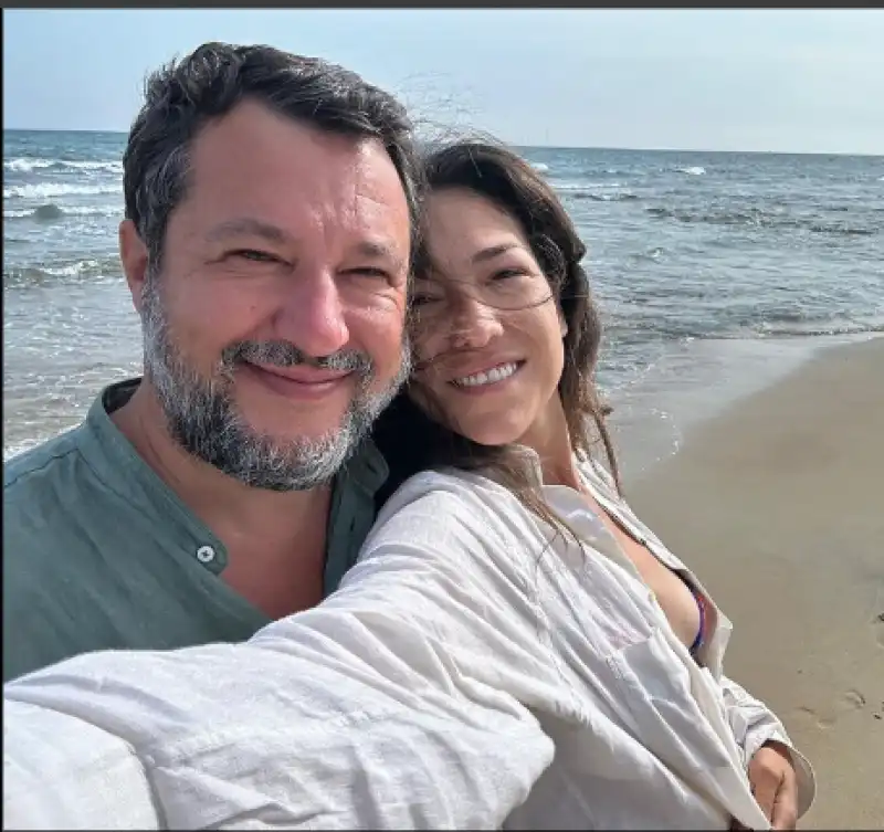 salvini e francesca verdini in spiaggia