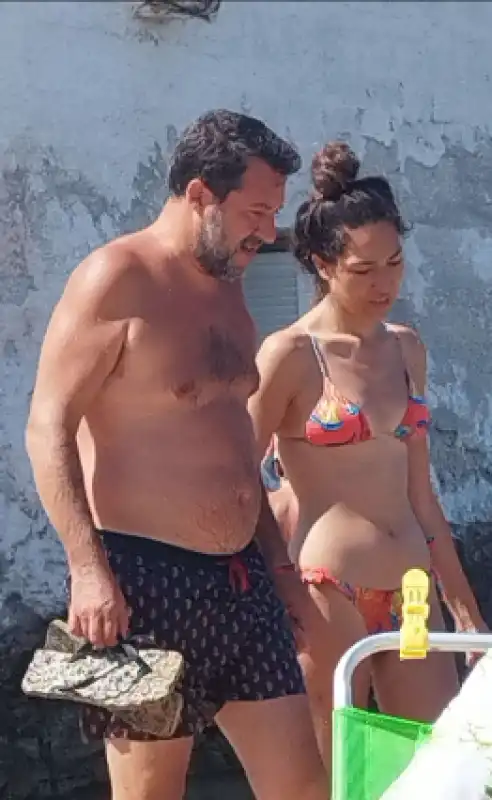 salvini e francesca verdini in spiaggia 6