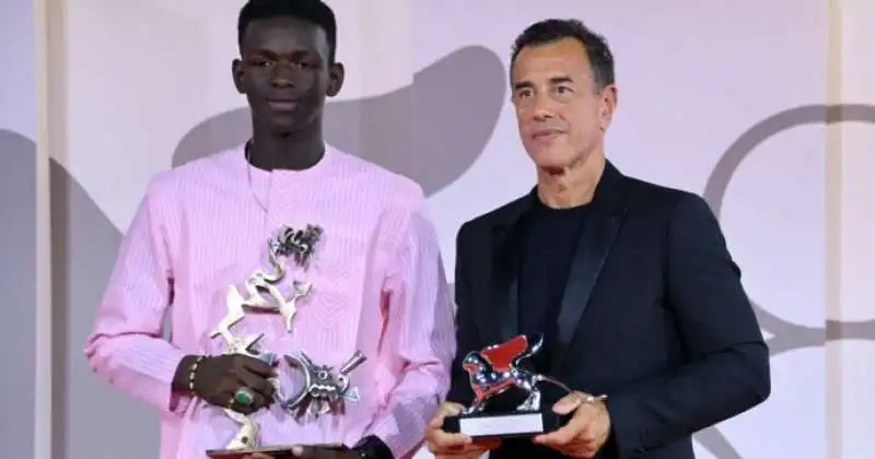 Seydou Sarr e Matteo Garrone premiati al festival di venezia - io capitano