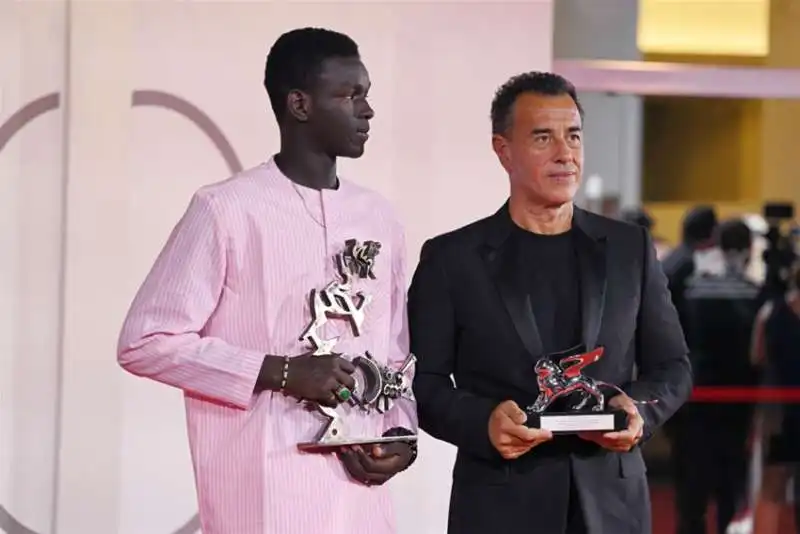 Seydou Sarr e Matteo Garrone premiati al festival di venezia per io capitano 