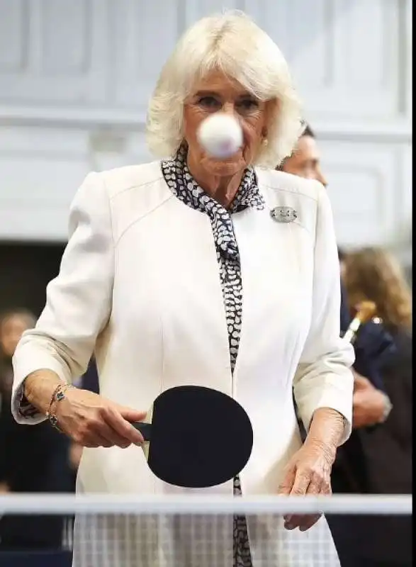 sfida a ping pong tra brigitte macron e camilla parker bowles 1