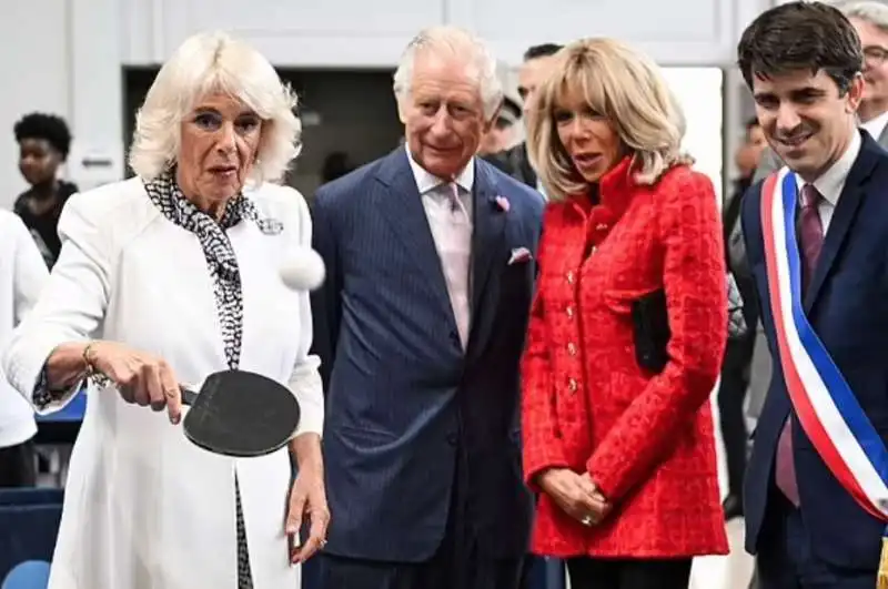 sfida a ping pong tra brigitte macron e camilla parker bowles 3