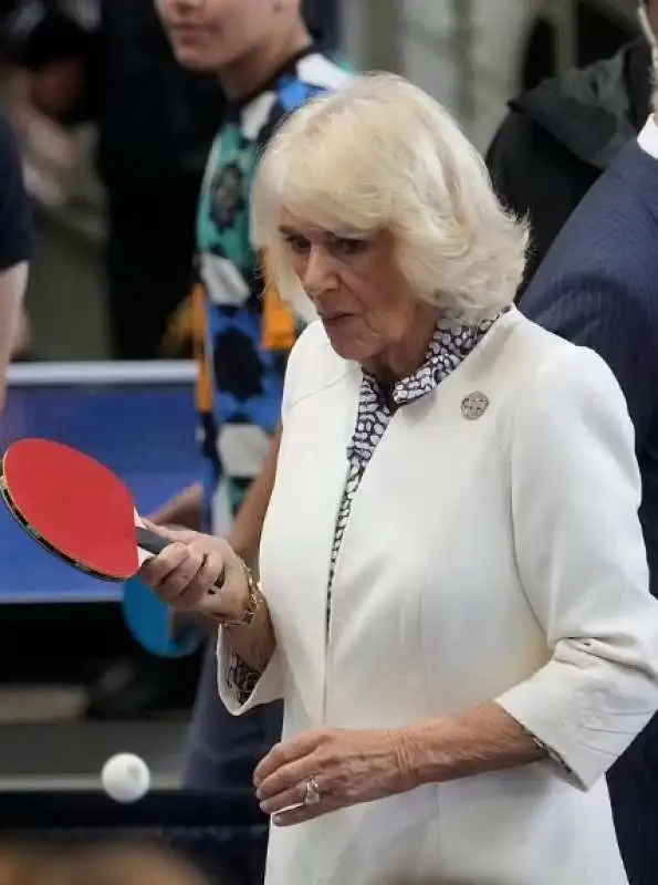 sfida a ping pong tra brigitte macron e camilla parker bowles 4