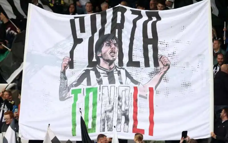 striscione dei tifosi del newcastle per tonali 