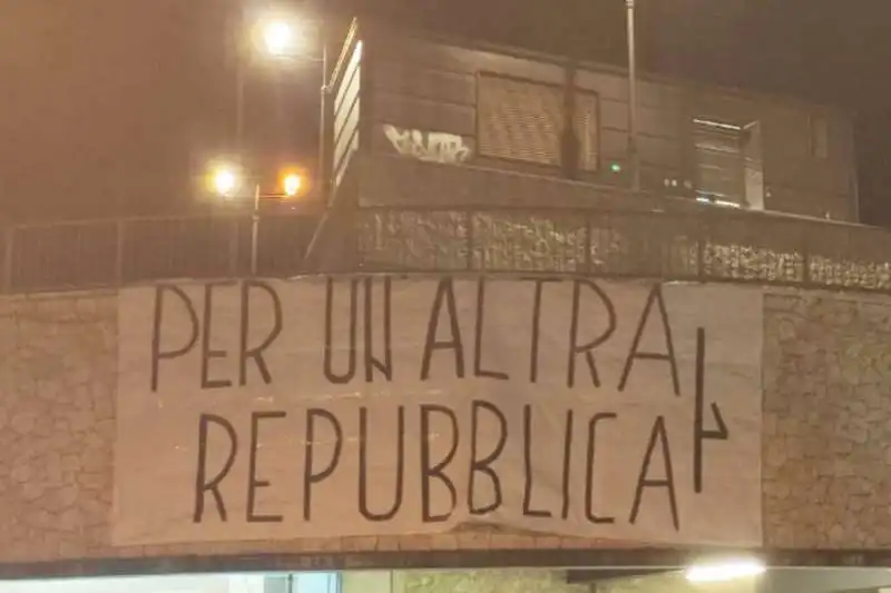 striscione inneggiante alla rsi con apostrofo sbagliato 2