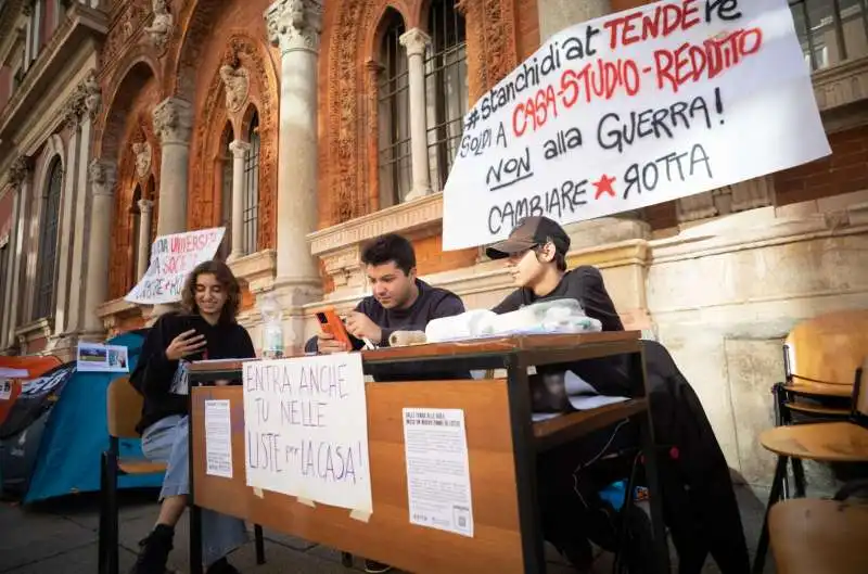 studenti protestano contro il caro affitti a milano   61