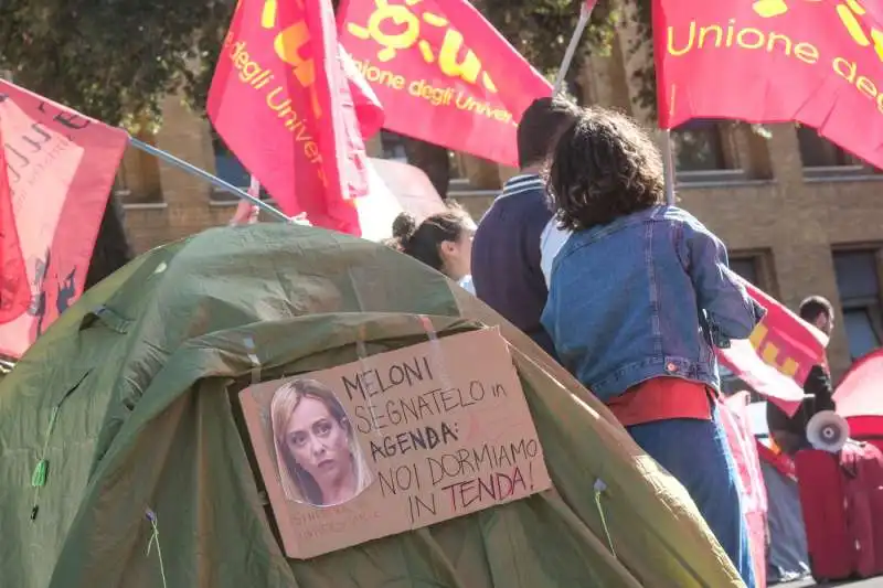 studenti protestano contro il caro affitti a roma   5