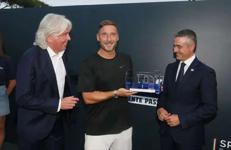 totti consegna premio zazzaroni e lupi