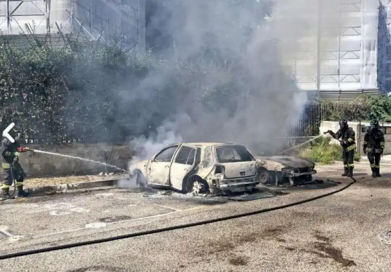 uomo da fuoco alla vicina di casa e alla sua auto a quarto 