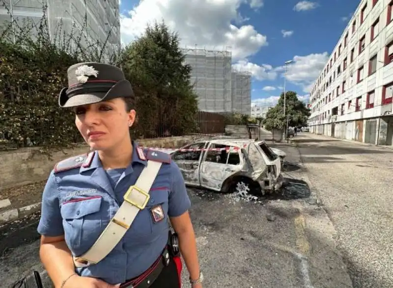 uomo da fuoco alla vicina di casa e alla sua auto a quarto 