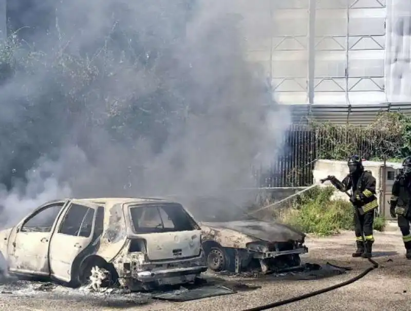 uomo da fuoco alla vicina di casa e alla sua auto - quarto - napoli