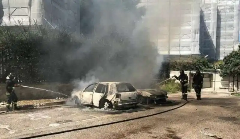 uomo da fuoco alla vicina di casa e alla sua auto - quarto - napoli