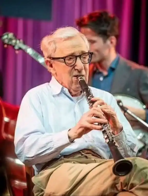 woody allen in concerto a milano con la new orleans jazz band. 