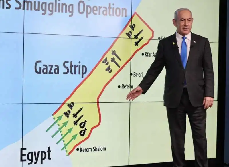 benjamin netanyahu con la mappa della striscia di gaza 1