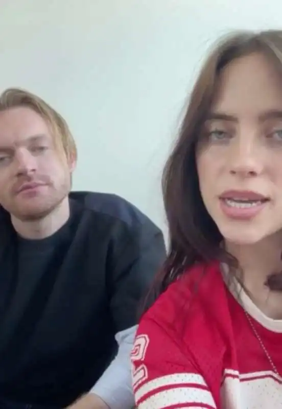 billie eilish e finneas invitano a votare kamala harris 2