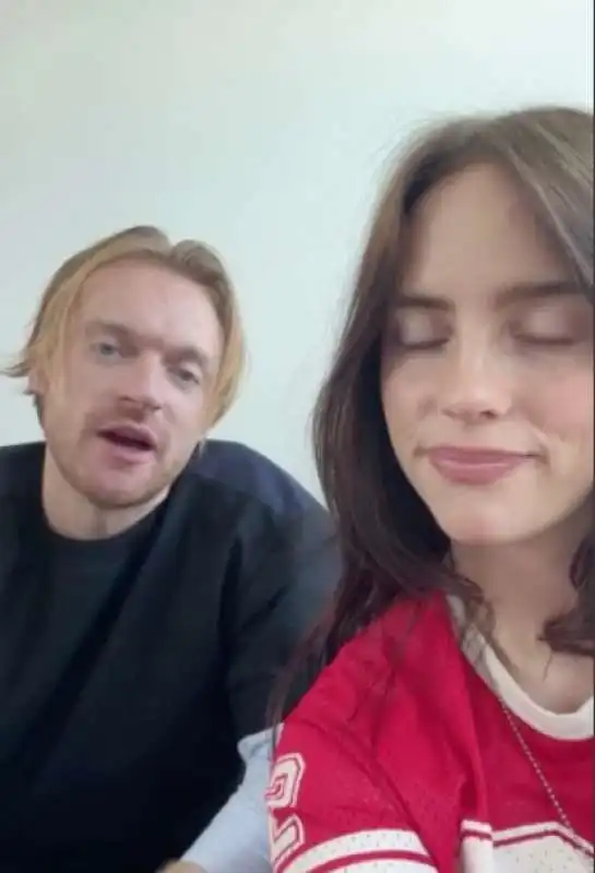 billie eilish e finneas invitano a votare kamala harris 3