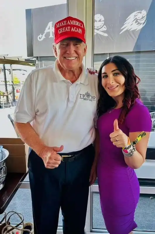 donald trumpe laura loomer 4