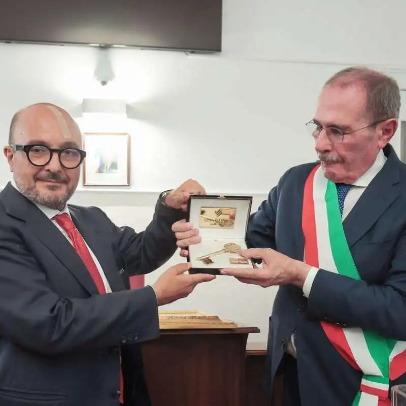 gennaro sangiuliano riceve la chiave d oro di pompei dal sindaco carmine lo sapio