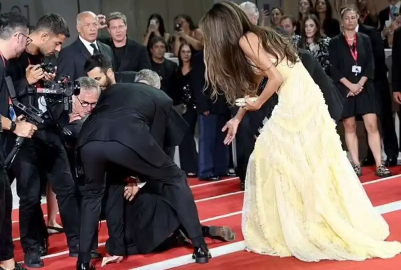 george clooney aiuta un fotografo sul red carpet della mostra del cinema di venezia  1