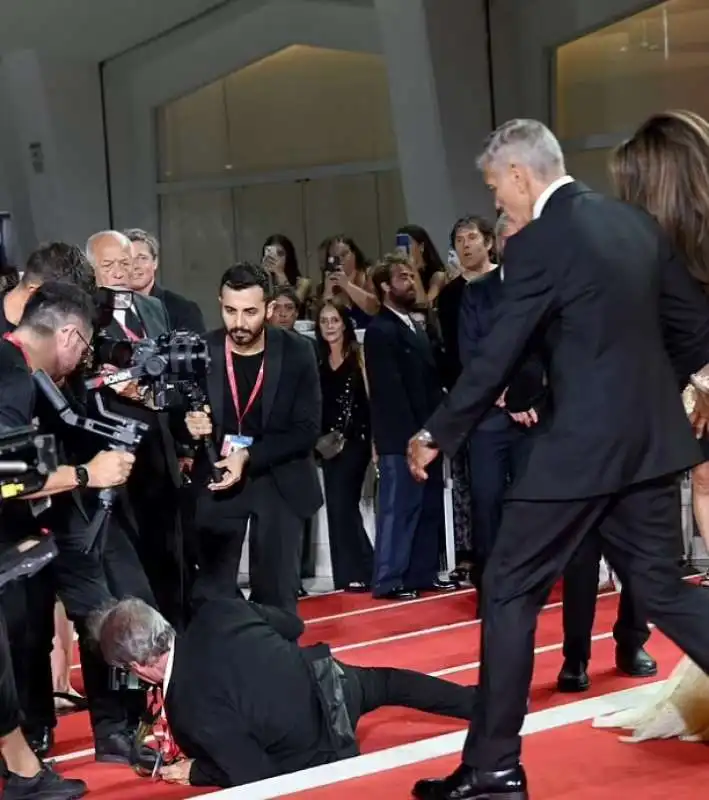 george clooney aiuta un fotografo sul red carpet della mostra del cinema di venezia  2