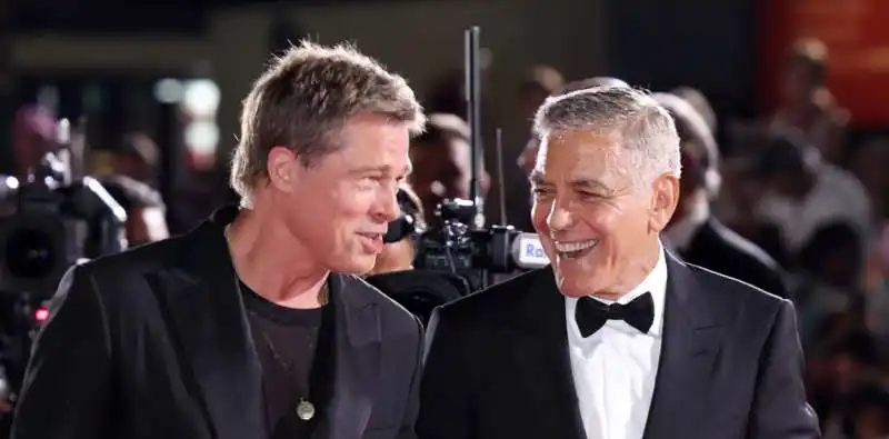 george clooney e brad pitt sul red carpet della mostra del cinema di venezia  1