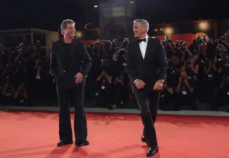 george clooney e brad pitt sul red carpet della mostra del cinema di venezia  4